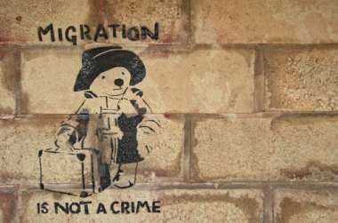 Pichação em um muro no Reino Unido que afirma que “migração não é crime”, em protesto às frequentes posturas xenofóbicas no país. ¹