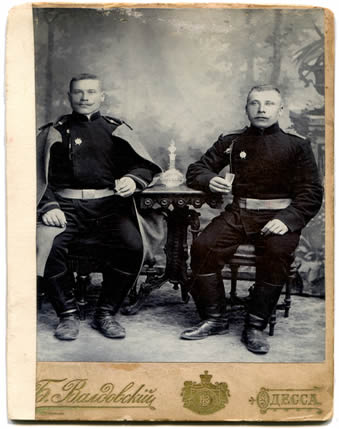 Primeira Guerra Mundial: Dois soldados russos com uniforme de gala.*