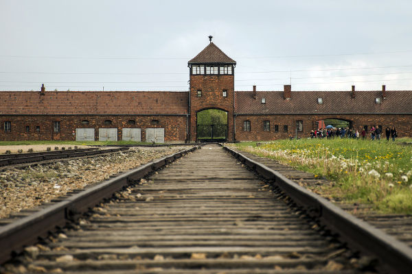 Trilhos localizados na entrada do campo de concentração e de extermínio de Auschwitz, o maior construído pelos nazistas.*