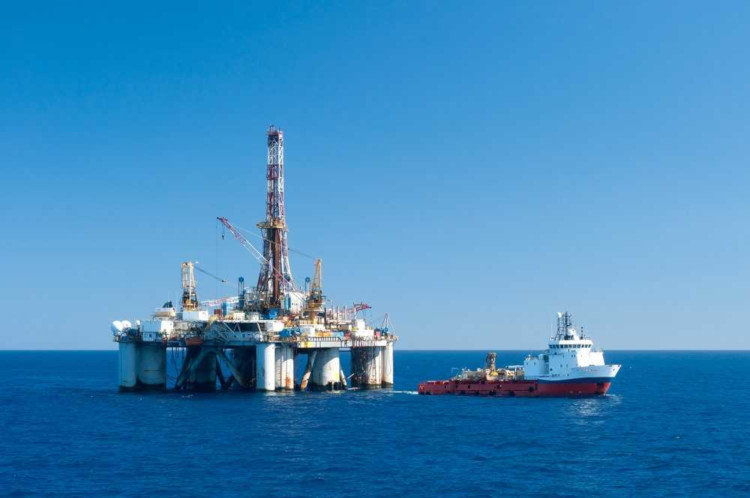 Pré-sal no Brasil O pré-sal constitui uma grande reserva de petróleo sob uma espessa camada de sal no fundo oceânico.