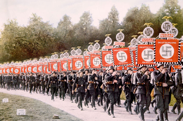 Tropas SS Tropas SS (Schutzstaffel) em marcha na Alemanha em 1933. Os grupos de extermínio estavam submetidos a SS.*